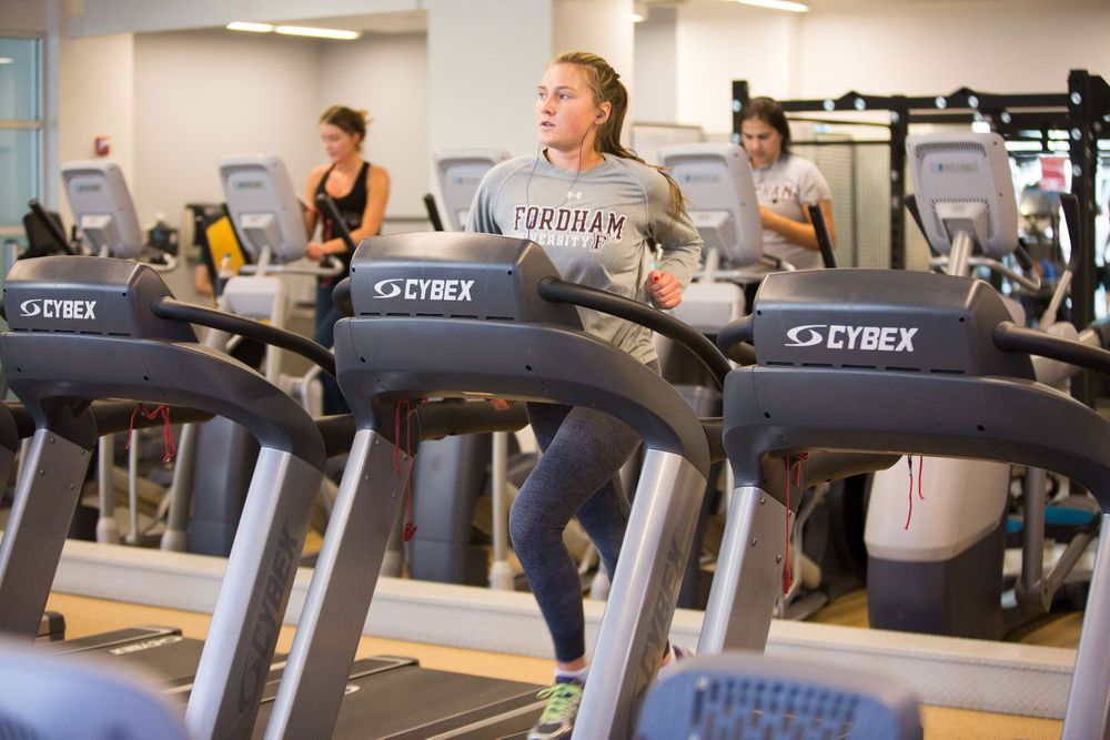 A student runs on one of the treadmills in the cardio area of the RamFit Center