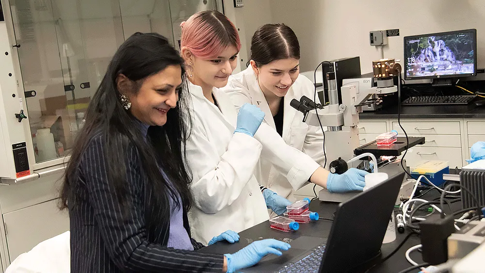 Professor Ipsita Banerjee working with students Liana Cutter and Gabriella Cicero