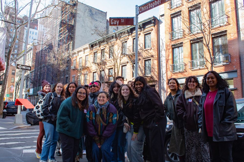 Group of queer Fordham Students go to art museum