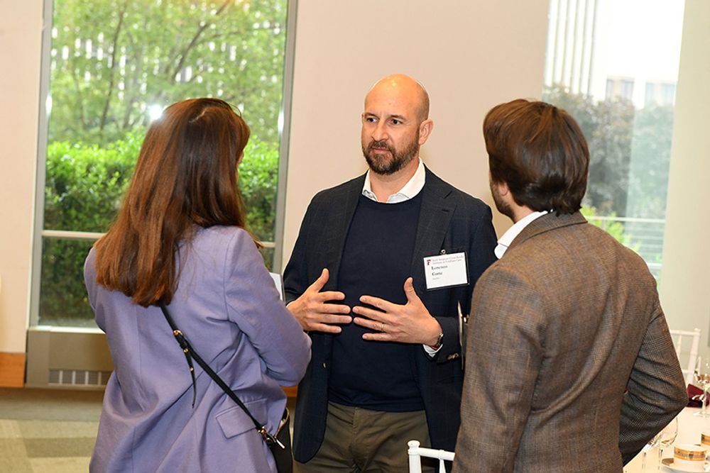 Lorenzo Corte continues the discussion with SSCBI members at the post-conference reception.