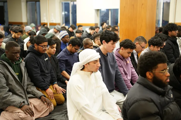 students praying