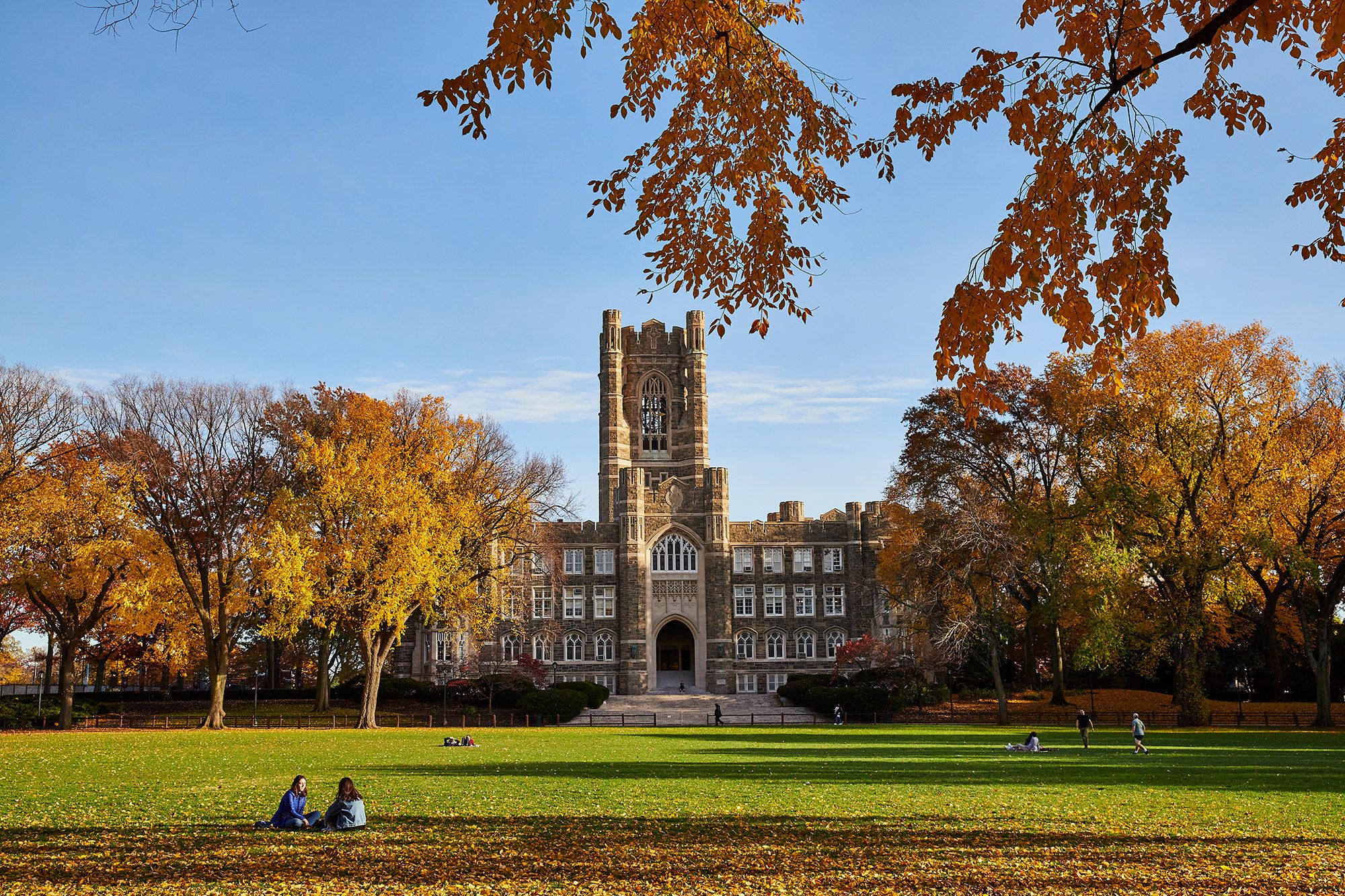 Students sitting on Edwards Parade during the Fall