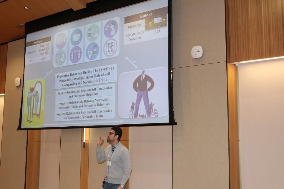 Alireza Zareian Jahromi Presenting at the 3MT Competition